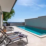 Villa Vista - New Entry 2025
