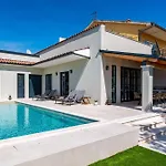 Villa Vista - New Entry 2025